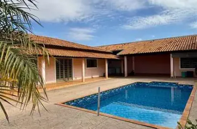 Residencial cambuí, casa ampla com quintal de 500 m², 03 dormitórios, varanda gourmet e piscina.