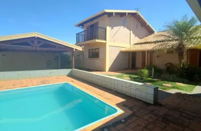 Linda casa alto padrão muito bem localizada, 03 dormitórios, espaço gourmet e piscina com cascata.
