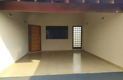 Casa ampla com 03 dormitórios, cozinha completa em armários e generoso espaço externo para churrasco.
