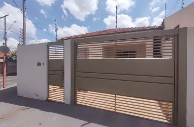 Jd brasil, casa com 03 dormitórios, s1 suíte, área para churrasco, muito bem localizada.