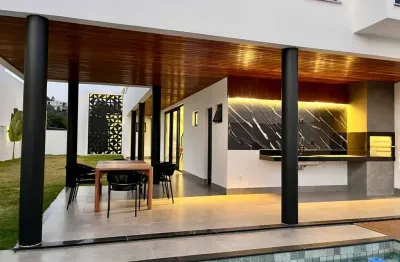 Casa com 04 suítes no condomínio portal do aeroporto