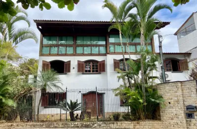 Casa triplex com 04 quartos na região do alto dos passos
