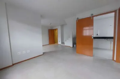 Cobertura duplex com 03  suítes, garagem para 02 carros e elevador no morro da glória