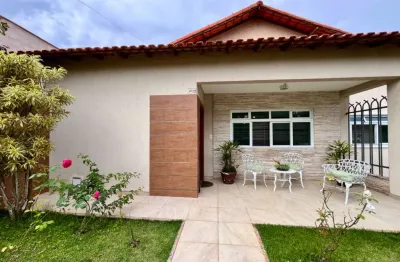 Casa com piscina em condomínio fechado no aeroporto