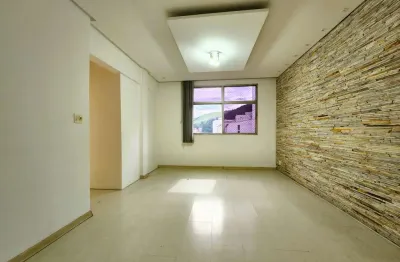 Apartamento de 03 quartos com suíte, elevador e garagem no centro de juiz de fora