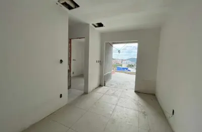 Apartamento garden de 02 quartos com suíte, 02 vagas de garagem e 02 elevadores no santa catarina.
