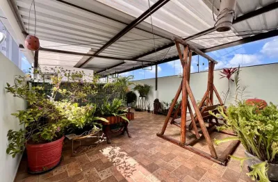 Casa de 03 quartos em rua plana no bairro mariano procópio