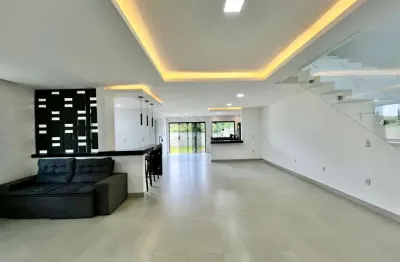 Casa com 03 quartos, sendo 01 suíte, condomínio fechado