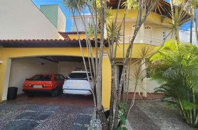 Casa com 06 quartos, sendo 03 suítes e quintal no quintas da avenida