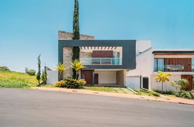 Casa com 04 quartos(sendo 03 suítes) no condomínio estrela sul