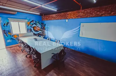 Sala comercial mobiliada com 13 posições pronta para ocupação no real parque