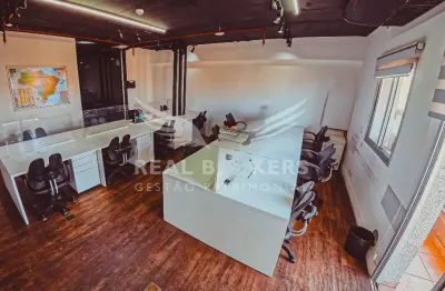 Sala para locação mobiliada com 22 posições de trabalho pronta para ocupação no real parque