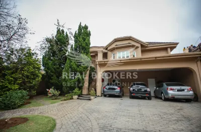 Casa de Alto Padrão à Venda em Alphaville com 5 quartos, sendo 3 suítes