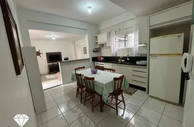 Apartamento garden, térreo, com ótima localização, a 270 metros da praia de bomb