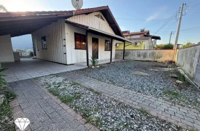 Casa de madeira, ótima localização, praia de bombas, bombinhas sc