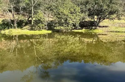 Terreno com topografia em leve declive com vista panorâmica exclusiva para lago