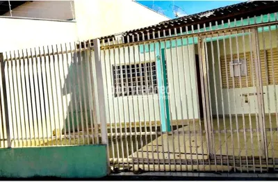 Casa recém-reformada na zona leste, 2 quartos, cozinha planejada, amplo espaço e ótima localização