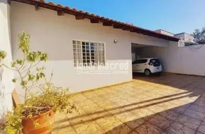 Casa no jardim monte sinai com 03 quartos sendo 01 suite 02 banheiros 4 vagas de garagem.