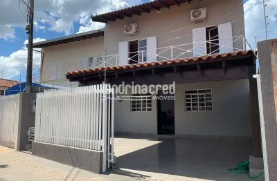 Charmoso sobrado geminado: 3 quartos, 1 banheiro + lavabo, 2 vagas, 115 m² com energia solar, ar co