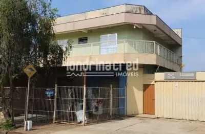 Salão comercial com casa nos fundos e apartamento superior: terreno de 340m² e 280m² de área útil.