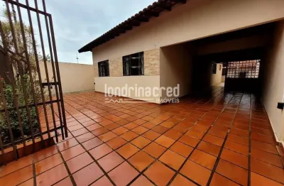 Ampla casa mista com 3 quartos, suíte e terreno de 456m² na zona leste, próxima ao super golff da a