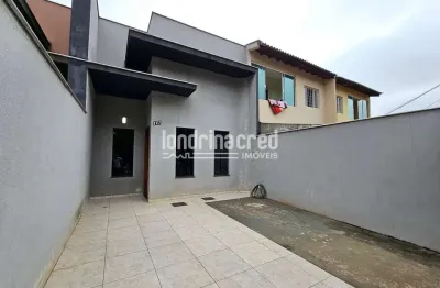 Casa com 2 dormitórios, banheiro, vaga de garagem, sala e cozinha amplas com pé direito alto, ilumi