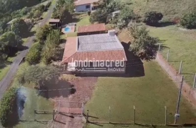 Excelente chácara na região da warta: casa com 2 quartos, suíte, área gourmet, piscina e pomar em t