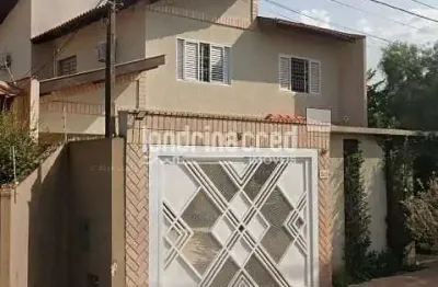 Linda casa no jd universitário: 250m², piscina com hidromassagem, suíte master com varanda, cozinha