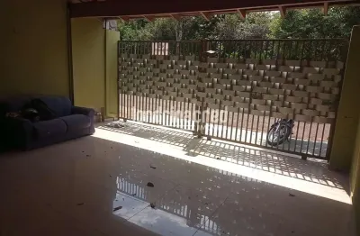 Casa à venda com 125m² de terreno e 80m² de construção, 3 quartos (1 suíte), garagem para 2 carros,
