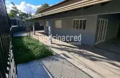 Casa de esquina no conjunto alexandre urbanas, zona leste de londrina: 3 quartos, suíte, garagem pa
