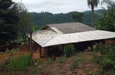 Área rural com 106.000m² e casa de madeira com 2 quartos, 2 banheiros, sala, cozinha e varanda ampl