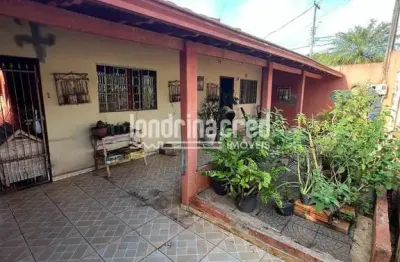 Casa com 3 quartos (1 suíte), sala, cozinha planejada, 2 banheiros, 2 vagas de garagem, 200m² de te