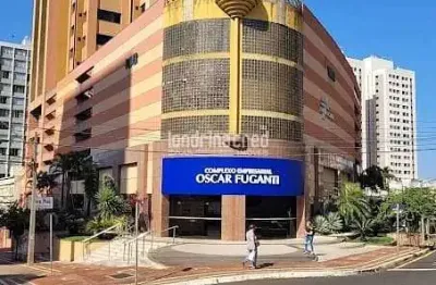 Sala comercial no edifício oscar fuganti, 45m², com cozinha, ar, 1 vaga 24h, elevador e escada rola