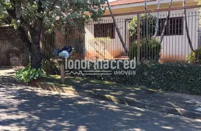 Ampla casa com 3 quartos (1 suíte), 4 vagas, 275m² de construção em terreno de 370m², excelente loc