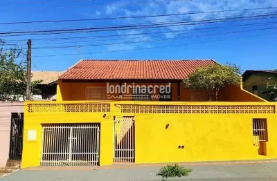 Linda casa no jardim lindóia com 112m², 2 quartos (1 suíte), sala em 2 ambientes, churrasqueira, ga