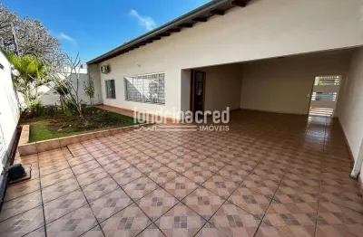 Imóvel com 500m² de terreno e 189m² construídos, 3 quartos (2 suítes), sala 2 ambientes, edícula 62