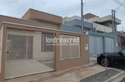 Casa com 2 quartos (1 suíte), sala com pé direito alto, copa, banheiro social e garagem coberta em