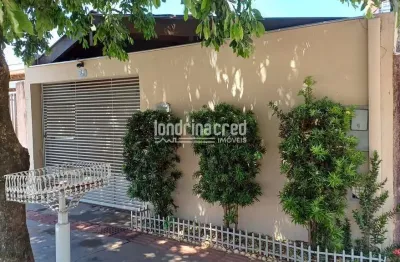 Casa com laje, 2 quartos (1 suíte com banheira), sala, copa e cozinha conjugadas, garagem para 2 ca