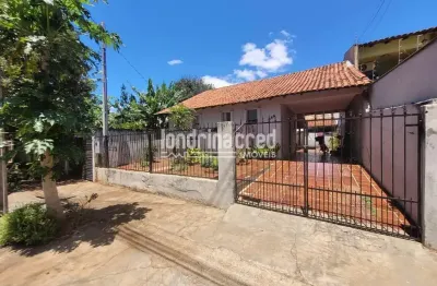 Casa espaçosa com 2 dormitórios, 2 banheiros e 2 vagas de garagem em terreno de 300m², com 126m² de