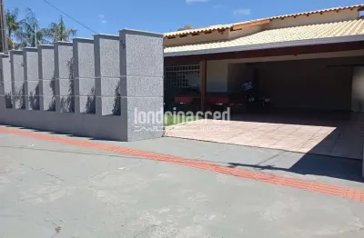 Casa térrea ampla com 3 quartos, suíte, jardim de inverno, área gourmet, energia solar e 208m² de c