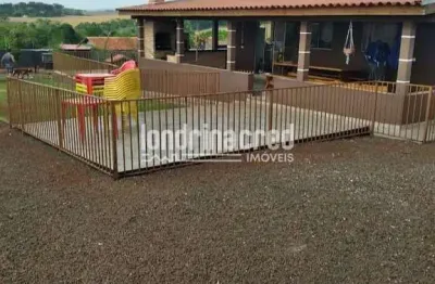 Chácara no Condomínio Paraíso das Águas com Piscina, Quadra de Areia, Casa em Alvenaria, Pomar e 1.