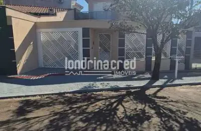 Sobrado no Andes em Londrina com 240 m², 3 Quartos (1 Suíte), 2 Demi-Suítes, Quintal com Churrasque