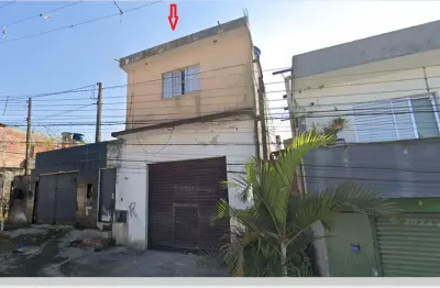 Sobrado com 3 casas e salão comercial em terreno de 250m2, no parque rodrigo barreto, em arujá, sp.