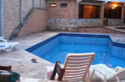 Linda casa com piscina e amplo espaço de lazer – perfeita para morar ou descansar!