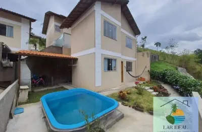 Casa maravilhosa com muito verde, vista panorâmica e piscina.