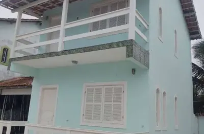 Duplex em condomínio com varanda vista lateral da praia