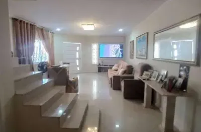 Casa com piscina à poucos metros do shopping park lagos