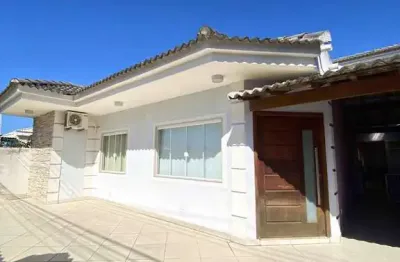 Casa 4 quartos c/ piscina em condomínio - cabo frio