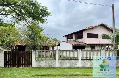 Casa linear c/ excelente espaço externo no centro de praia seca - araruama