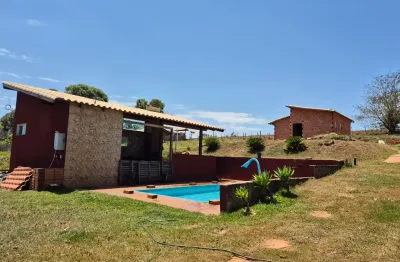 Chácara a 5 minutos do centro, com área gourmet pronta para uso.